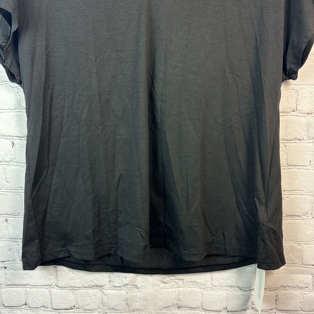 BloomChic Black V Neck Crochet Back Top Size Medium - Picture 4 of 6